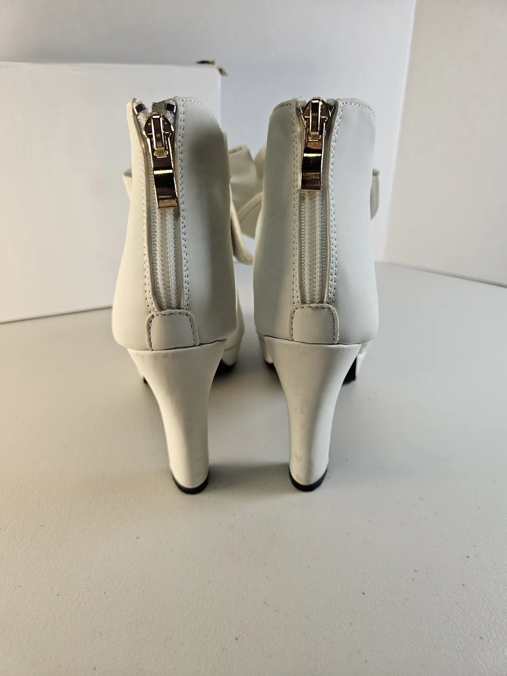 Women’s White Peep-Toe Bow Platform Heels Size 9 EURO 40